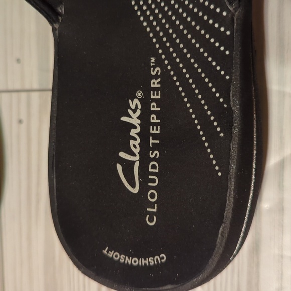 NWOT Clarks Women's 8M Cloudsteppers Breeze Sea Thong Sandals Black 27772 - Picture 4 of 6